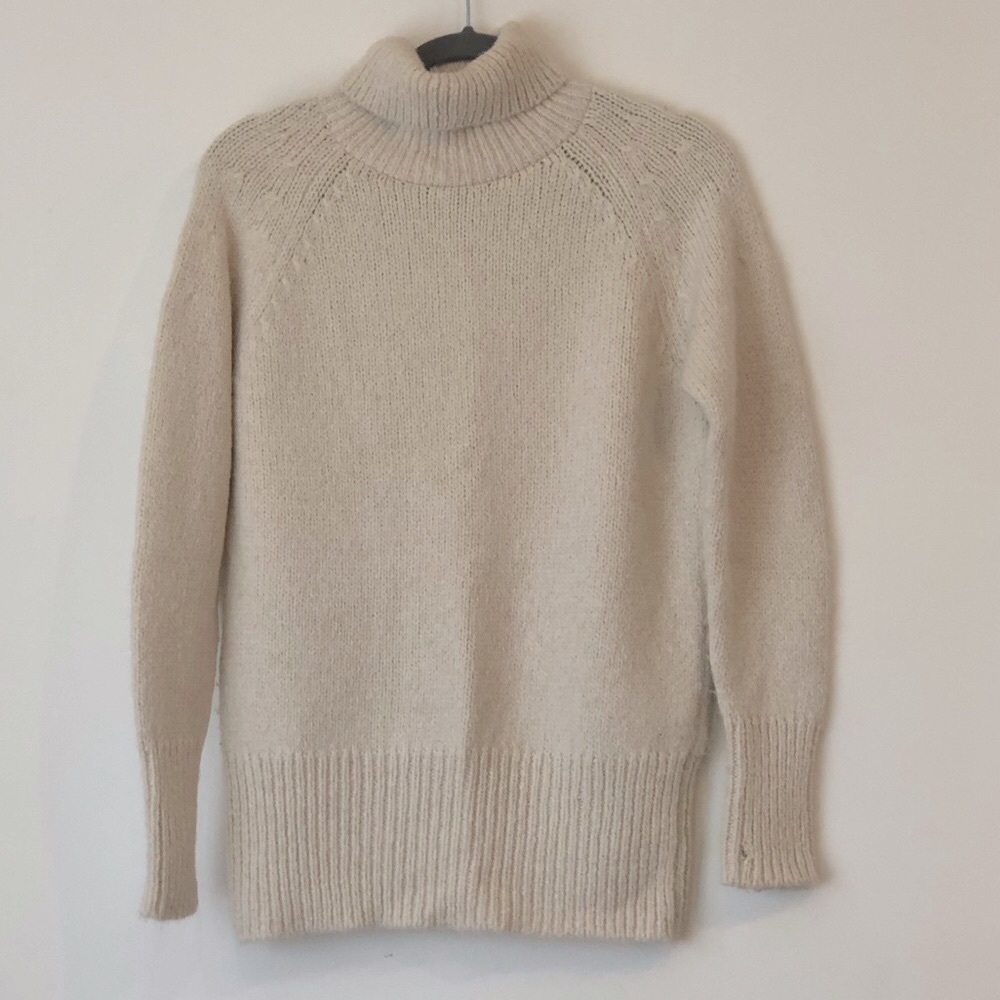 Aritzia Babaton cream knit turtleneck. Hardly worn. Size XS.